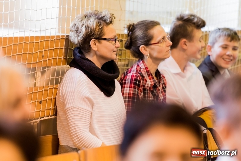 Zdjęcie w galerii na portalu naszraciborz.pl: Święto Szkoły w ZSP nr 3 na Płoni. Placówka ma nowy sztandar  wiadomości z regionu