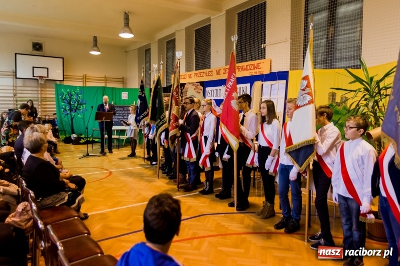 Zdjęcie w galerii na portalu naszraciborz.pl: Święto Szkoły w ZSP nr 3 na Płoni. Placówka ma nowy sztandar  wiadomości z regionu
