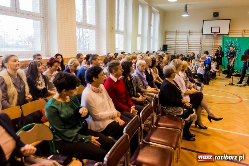 Zdjęcie w galerii na portalu naszraciborz.pl: Święto Szkoły w ZSP nr 3 na Płoni. Placówka ma nowy sztandar  wiadomości z regionu