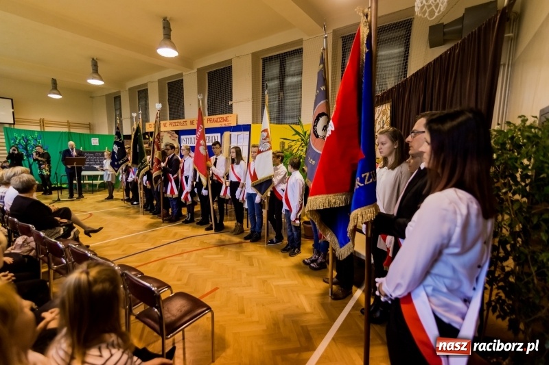 Zdjęcie w galerii na portalu naszraciborz.pl: Święto Szkoły w ZSP nr 3 na Płoni. Placówka ma nowy sztandar  wiadomości z regionu