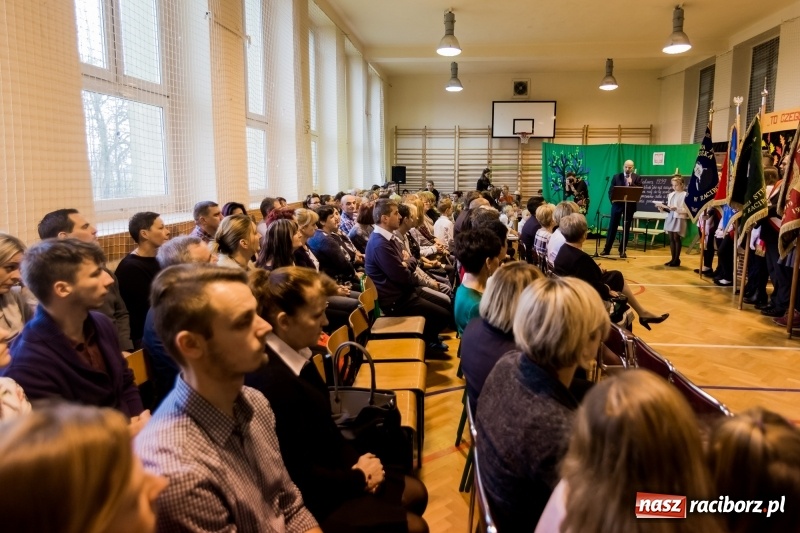 Zdjęcie w galerii na portalu naszraciborz.pl: Święto Szkoły w ZSP nr 3 na Płoni. Placówka ma nowy sztandar  wiadomości z regionu