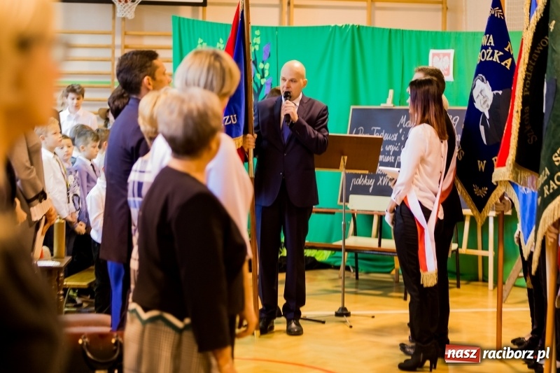 Zdjęcie w galerii na portalu naszraciborz.pl: Święto Szkoły w ZSP nr 3 na Płoni. Placówka ma nowy sztandar  wiadomości z regionu