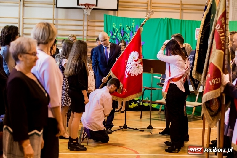 Zdjęcie w galerii na portalu naszraciborz.pl: Święto Szkoły w ZSP nr 3 na Płoni. Placówka ma nowy sztandar  wiadomości z regionu