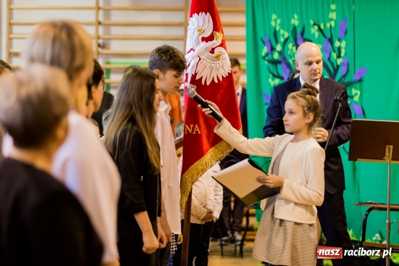 Zdjęcie w galerii na portalu naszraciborz.pl: Święto Szkoły w ZSP nr 3 na Płoni. Placówka ma nowy sztandar  wiadomości z regionu