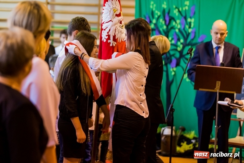 Zdjęcie w galerii na portalu naszraciborz.pl: Święto Szkoły w ZSP nr 3 na Płoni. Placówka ma nowy sztandar  wiadomości z regionu