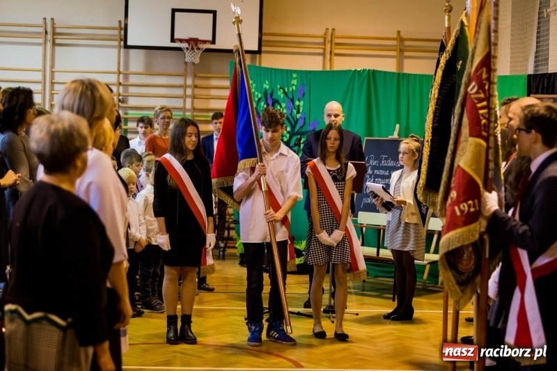 Zdjęcie w galerii na portalu naszraciborz.pl: Święto Szkoły w ZSP nr 3 na Płoni. Placówka ma nowy sztandar  wiadomości z regionu