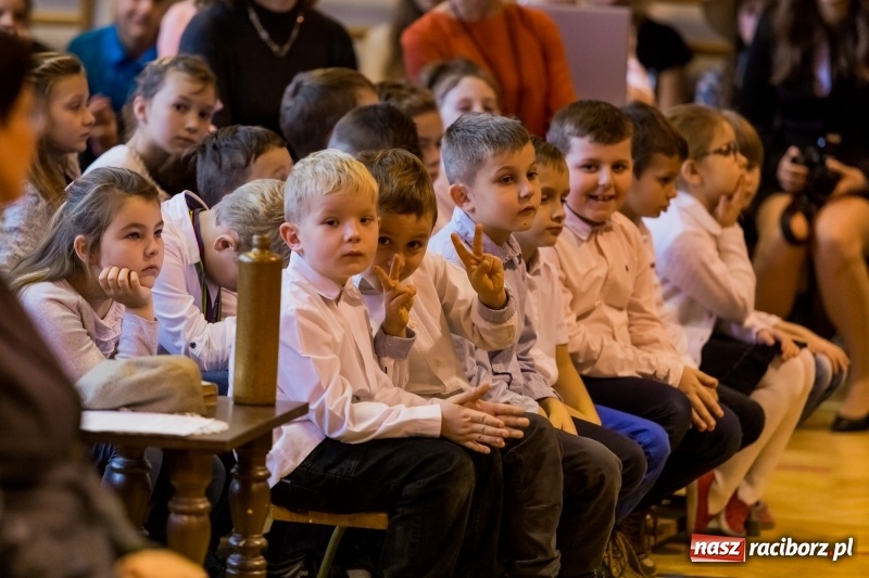 Zdjęcie w galerii na portalu naszraciborz.pl: Święto Szkoły w ZSP nr 3 na Płoni. Placówka ma nowy sztandar  wiadomości z regionu