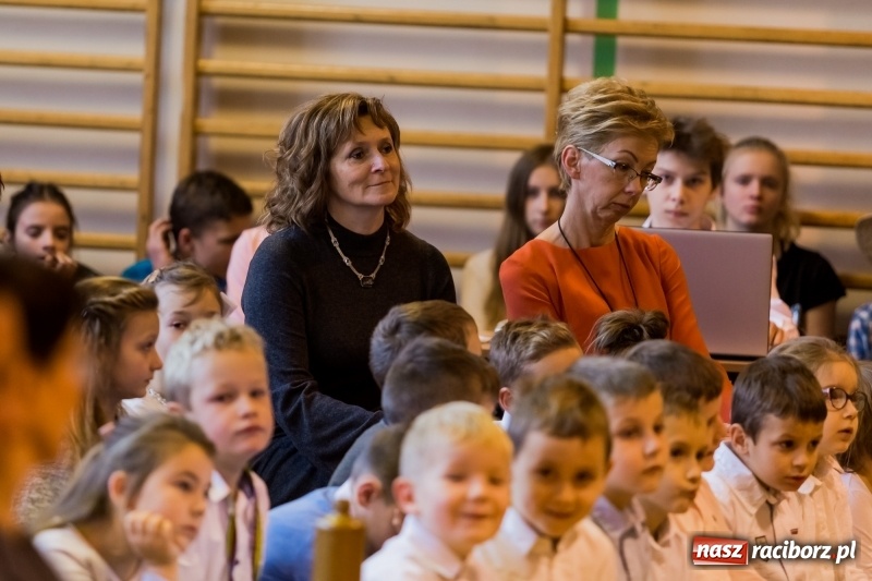 Zdjęcie w galerii na portalu naszraciborz.pl: Święto Szkoły w ZSP nr 3 na Płoni. Placówka ma nowy sztandar  wiadomości z regionu