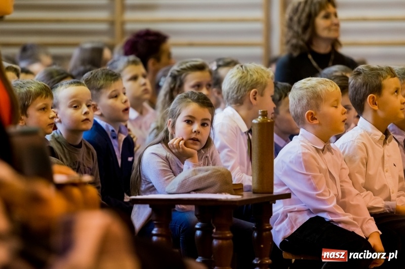 Zdjęcie w galerii na portalu naszraciborz.pl: Święto Szkoły w ZSP nr 3 na Płoni. Placówka ma nowy sztandar  wiadomości z regionu