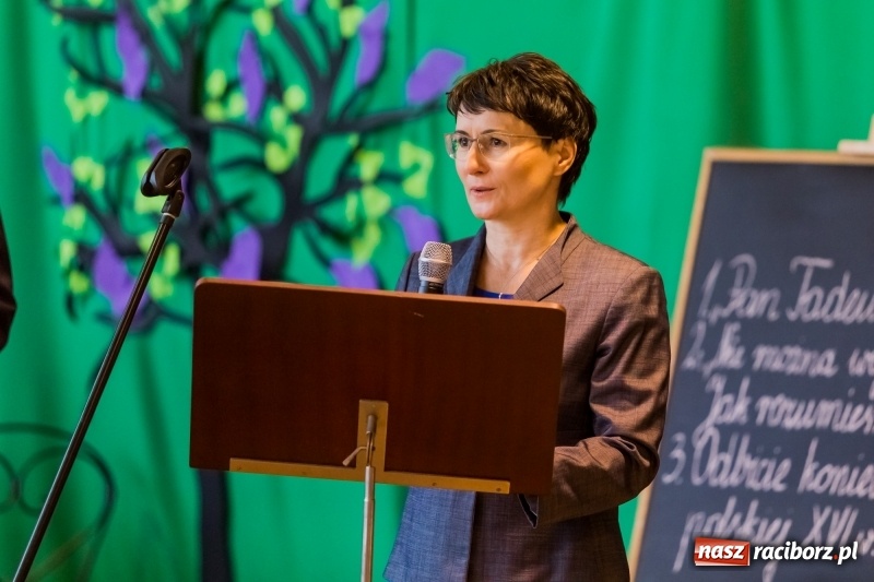 Zdjęcie w galerii na portalu naszraciborz.pl: Święto Szkoły w ZSP nr 3 na Płoni. Placówka ma nowy sztandar  wiadomości z regionu