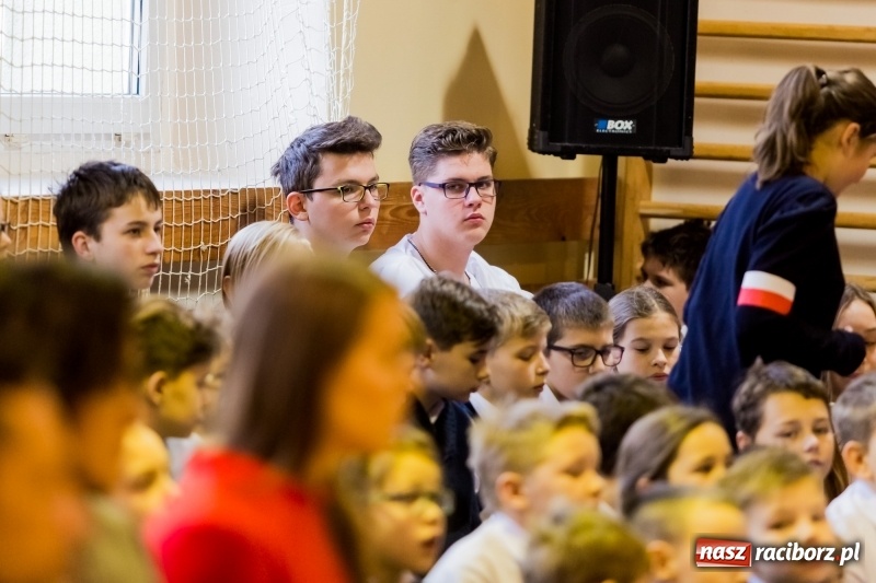 Zdjęcie w galerii na portalu naszraciborz.pl: Święto Szkoły w ZSP nr 3 na Płoni. Placówka ma nowy sztandar  wiadomości z regionu