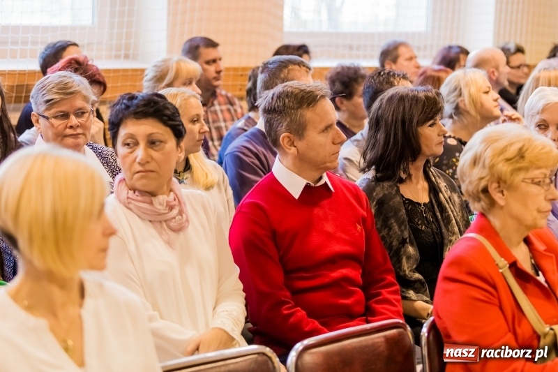 Zdjęcie w galerii na portalu naszraciborz.pl: Święto Szkoły w ZSP nr 3 na Płoni. Placówka ma nowy sztandar  wiadomości z regionu