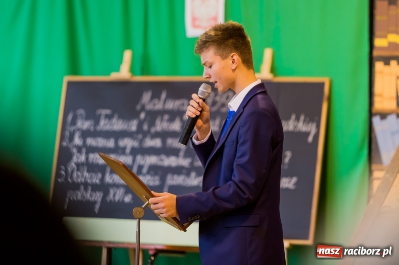 Zdjęcie w galerii na portalu naszraciborz.pl: Święto Szkoły w ZSP nr 3 na Płoni. Placówka ma nowy sztandar  wiadomości z regionu