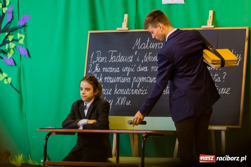 Zdjęcie w galerii na portalu naszraciborz.pl: Święto Szkoły w ZSP nr 3 na Płoni. Placówka ma nowy sztandar  wiadomości z regionu