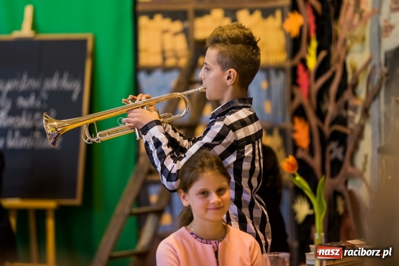 Zdjęcie w galerii na portalu naszraciborz.pl: Święto Szkoły w ZSP nr 3 na Płoni. Placówka ma nowy sztandar  wiadomości z regionu
