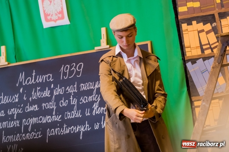 Zdjęcie w galerii na portalu naszraciborz.pl: Święto Szkoły w ZSP nr 3 na Płoni. Placówka ma nowy sztandar  wiadomości z regionu