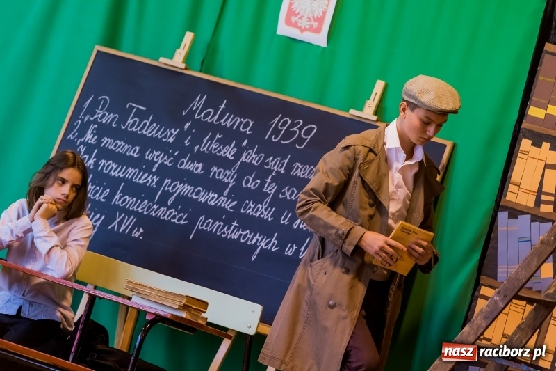 Zdjęcie w galerii na portalu naszraciborz.pl: Święto Szkoły w ZSP nr 3 na Płoni. Placówka ma nowy sztandar  wiadomości z regionu