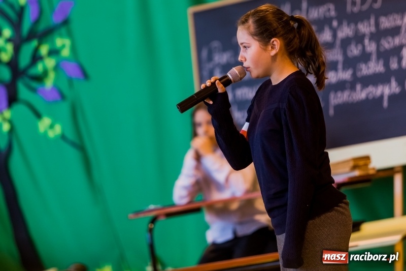 Zdjęcie w galerii na portalu naszraciborz.pl: Święto Szkoły w ZSP nr 3 na Płoni. Placówka ma nowy sztandar  wiadomości z regionu