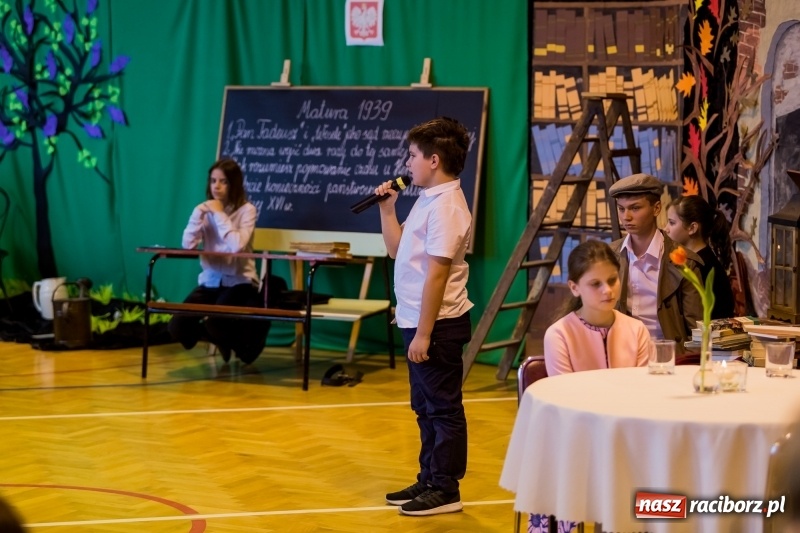 Zdjęcie w galerii na portalu naszraciborz.pl: Święto Szkoły w ZSP nr 3 na Płoni. Placówka ma nowy sztandar  wiadomości z regionu