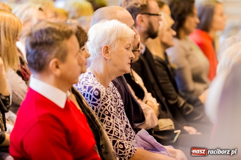 Zdjęcie w galerii na portalu naszraciborz.pl: Święto Szkoły w ZSP nr 3 na Płoni. Placówka ma nowy sztandar  wiadomości z regionu