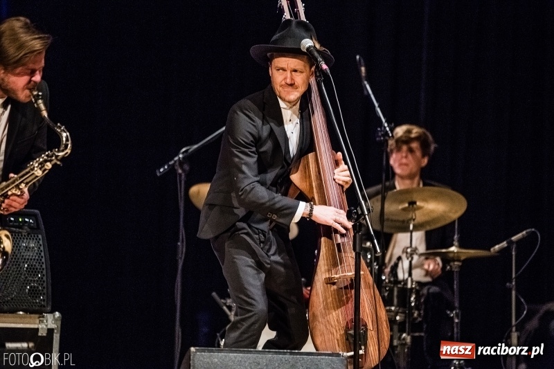 Zdjęcie w galerii na portalu naszraciborz.pl: Wojtek Mazolewski Quintet zagrał w Raciborzu wiadomości z regionu