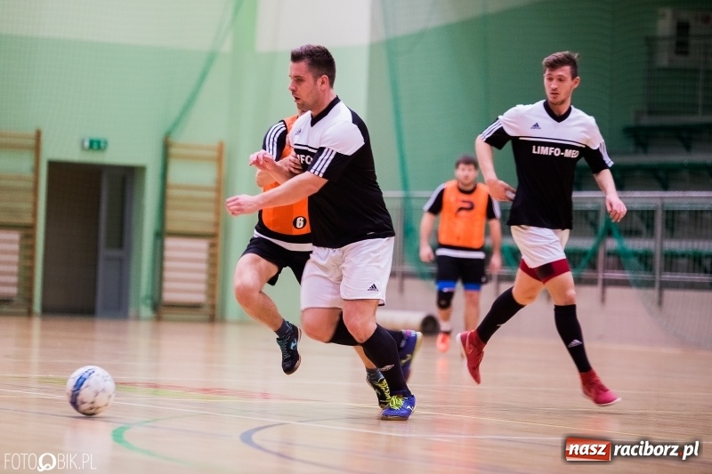 Zdjęcie w galerii na portalu naszraciborz.pl: Halowa Liga Piłki Nożnej: Galaktikos pewnie pokonali Bruki Trawiński wiadomości z regionu