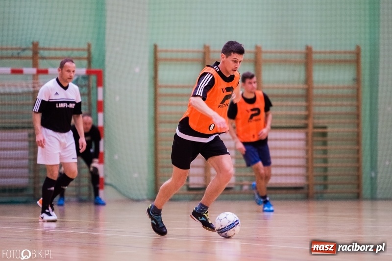 Zdjęcie w galerii na portalu naszraciborz.pl: Halowa Liga Piłki Nożnej: Galaktikos pewnie pokonali Bruki Trawiński wiadomości z regionu