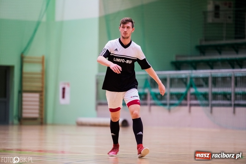 Zdjęcie w galerii na portalu naszraciborz.pl: Halowa Liga Piłki Nożnej: Galaktikos pewnie pokonali Bruki Trawiński wiadomości z regionu