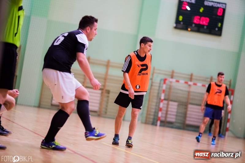 Zdjęcie w galerii na portalu naszraciborz.pl: Halowa Liga Piłki Nożnej: Galaktikos pewnie pokonali Bruki Trawiński wiadomości z regionu