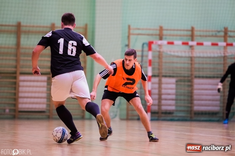 Zdjęcie w galerii na portalu naszraciborz.pl: Halowa Liga Piłki Nożnej: Galaktikos pewnie pokonali Bruki Trawiński wiadomości z regionu