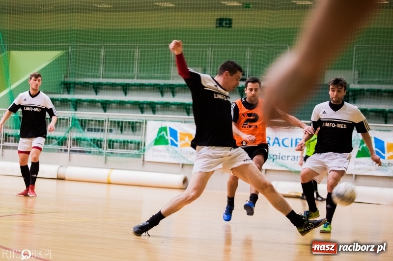 Zdjęcie w galerii na portalu naszraciborz.pl: Halowa Liga Piłki Nożnej: Galaktikos pewnie pokonali Bruki Trawiński wiadomości z regionu