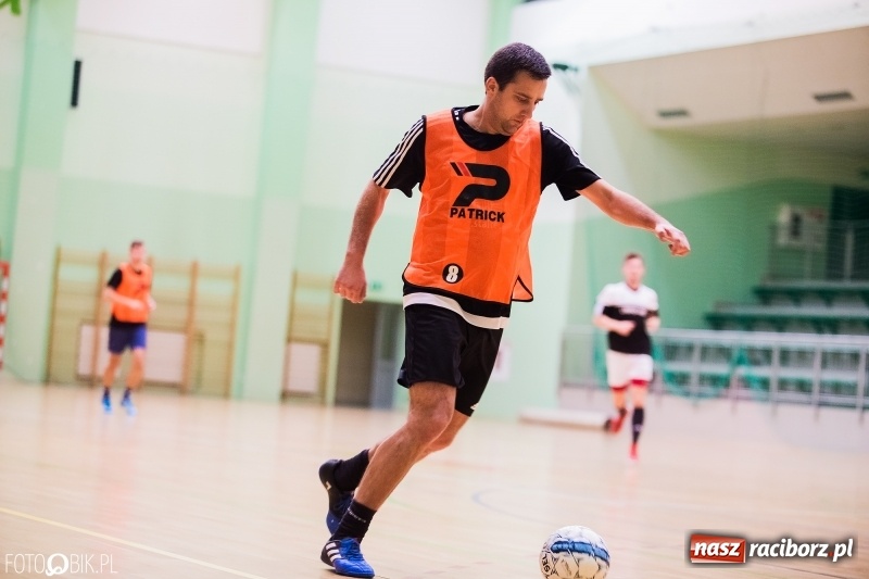 Zdjęcie w galerii na portalu naszraciborz.pl: Halowa Liga Piłki Nożnej: Galaktikos pewnie pokonali Bruki Trawiński wiadomości z regionu