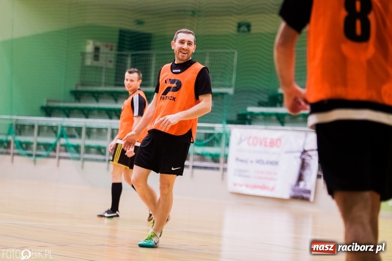 Zdjęcie w galerii na portalu naszraciborz.pl: Halowa Liga Piłki Nożnej: Galaktikos pewnie pokonali Bruki Trawiński wiadomości z regionu