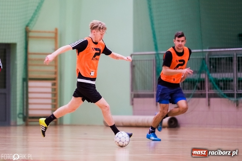 Zdjęcie w galerii na portalu naszraciborz.pl: Halowa Liga Piłki Nożnej: Galaktikos pewnie pokonali Bruki Trawiński wiadomości z regionu