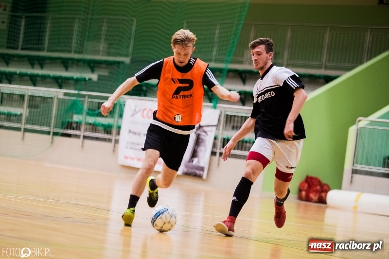 Zdjęcie w galerii na portalu naszraciborz.pl: Halowa Liga Piłki Nożnej: Galaktikos pewnie pokonali Bruki Trawiński wiadomości z regionu