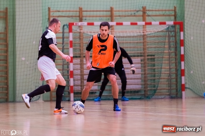 Zdjęcie w galerii na portalu naszraciborz.pl: Halowa Liga Piłki Nożnej: Galaktikos pewnie pokonali Bruki Trawiński wiadomości z regionu