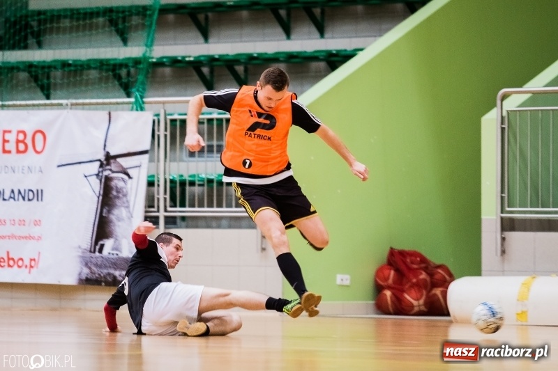 Zdjęcie w galerii na portalu naszraciborz.pl: Halowa Liga Piłki Nożnej: Galaktikos pewnie pokonali Bruki Trawiński wiadomości z regionu