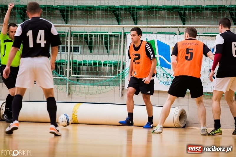 Zdjęcie w galerii na portalu naszraciborz.pl: Halowa Liga Piłki Nożnej: Galaktikos pewnie pokonali Bruki Trawiński wiadomości z regionu