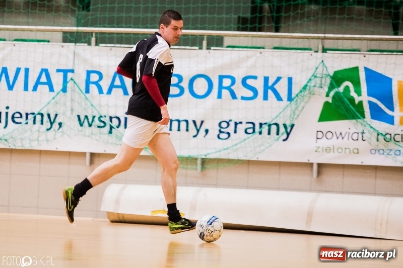 Zdjęcie w galerii na portalu naszraciborz.pl: Halowa Liga Piłki Nożnej: Galaktikos pewnie pokonali Bruki Trawiński wiadomości z regionu