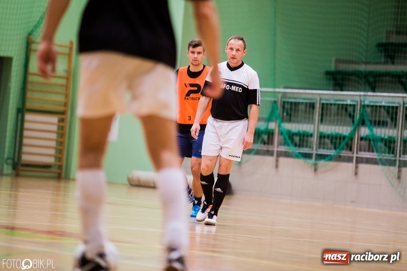 Zdjęcie w galerii na portalu naszraciborz.pl: Halowa Liga Piłki Nożnej: Galaktikos pewnie pokonali Bruki Trawiński wiadomości z regionu