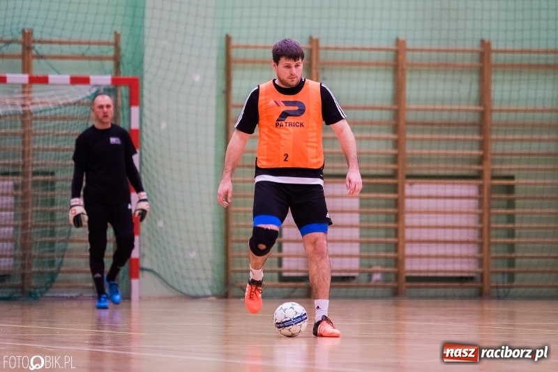 Zdjęcie w galerii na portalu naszraciborz.pl: Halowa Liga Piłki Nożnej: Galaktikos pewnie pokonali Bruki Trawiński wiadomości z regionu