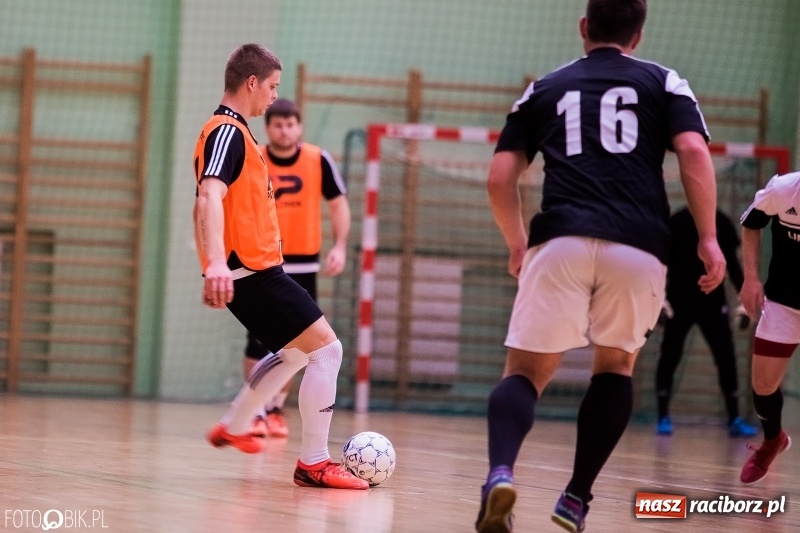 Zdjęcie w galerii na portalu naszraciborz.pl: Halowa Liga Piłki Nożnej: Galaktikos pewnie pokonali Bruki Trawiński wiadomości z regionu