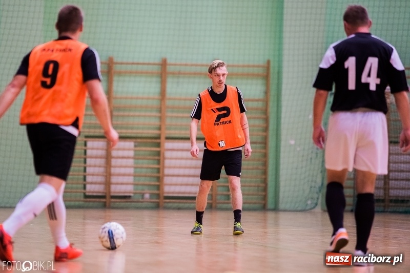 Zdjęcie w galerii na portalu naszraciborz.pl: Halowa Liga Piłki Nożnej: Galaktikos pewnie pokonali Bruki Trawiński wiadomości z regionu