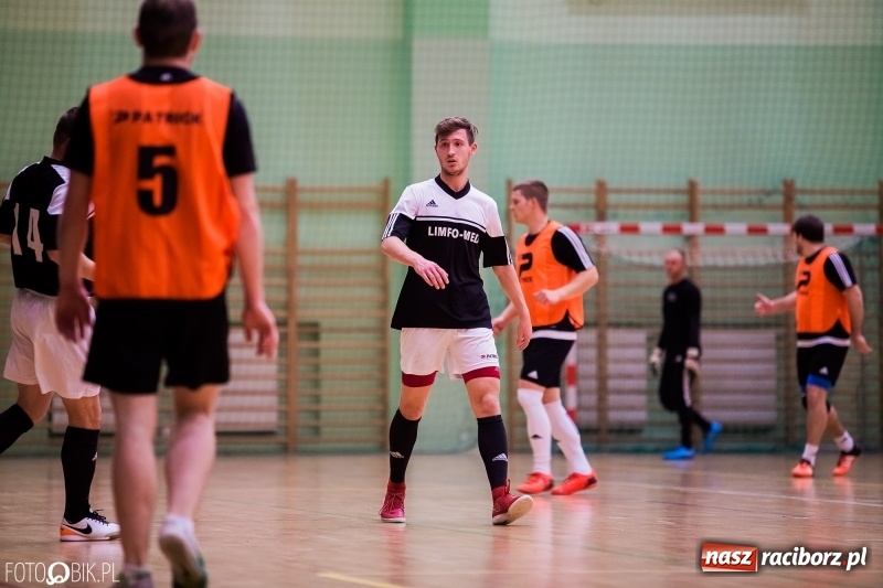 Zdjęcie w galerii na portalu naszraciborz.pl: Halowa Liga Piłki Nożnej: Galaktikos pewnie pokonali Bruki Trawiński wiadomości z regionu