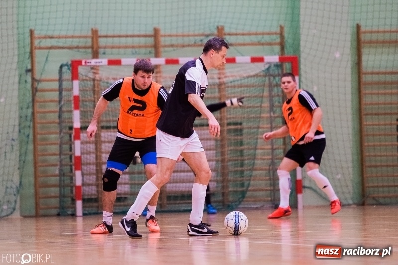 Zdjęcie w galerii na portalu naszraciborz.pl: Halowa Liga Piłki Nożnej: Galaktikos pewnie pokonali Bruki Trawiński wiadomości z regionu