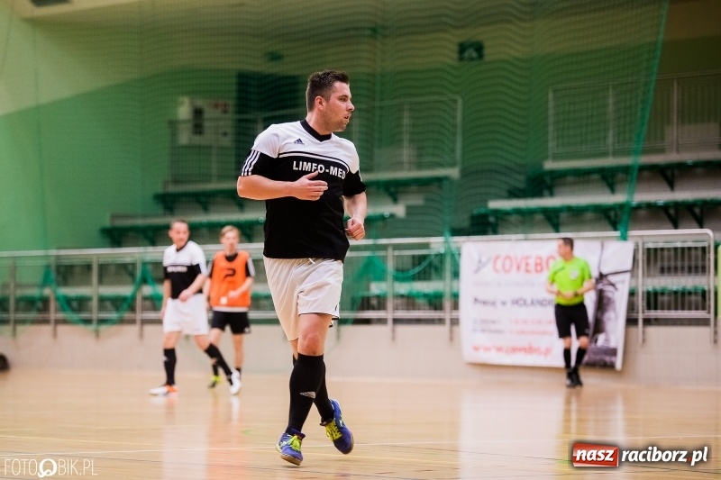 Zdjęcie w galerii na portalu naszraciborz.pl: Halowa Liga Piłki Nożnej: Galaktikos pewnie pokonali Bruki Trawiński wiadomości z regionu