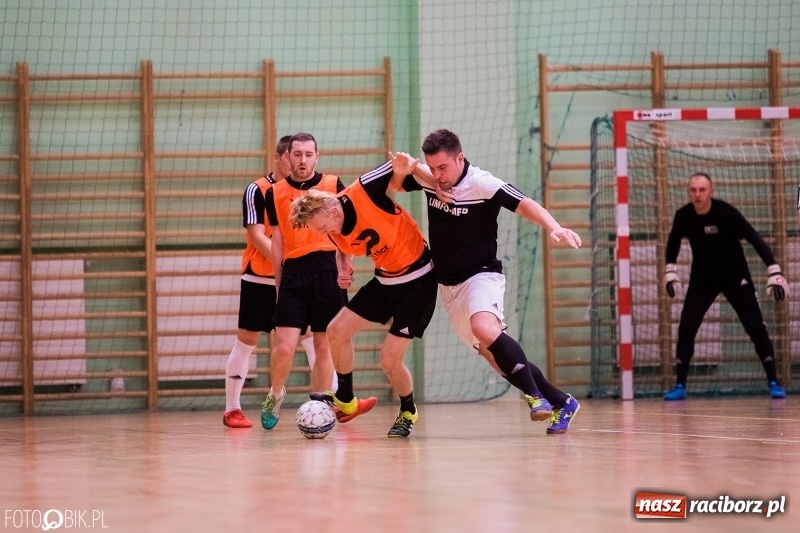 Zdjęcie w galerii na portalu naszraciborz.pl: Halowa Liga Piłki Nożnej: Galaktikos pewnie pokonali Bruki Trawiński wiadomości z regionu