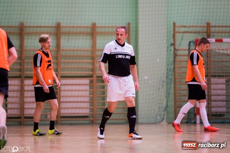 Zdjęcie w galerii na portalu naszraciborz.pl: Halowa Liga Piłki Nożnej: Galaktikos pewnie pokonali Bruki Trawiński wiadomości z regionu