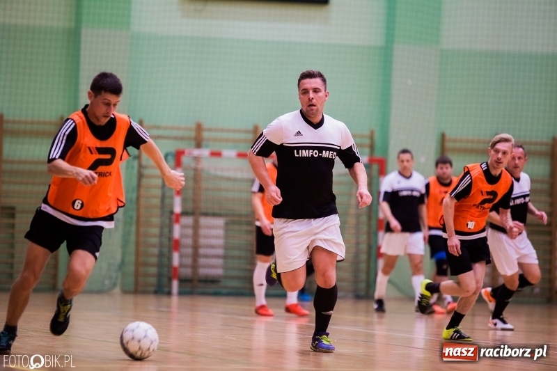 Zdjęcie w galerii na portalu naszraciborz.pl: Halowa Liga Piłki Nożnej: Galaktikos pewnie pokonali Bruki Trawiński wiadomości z regionu