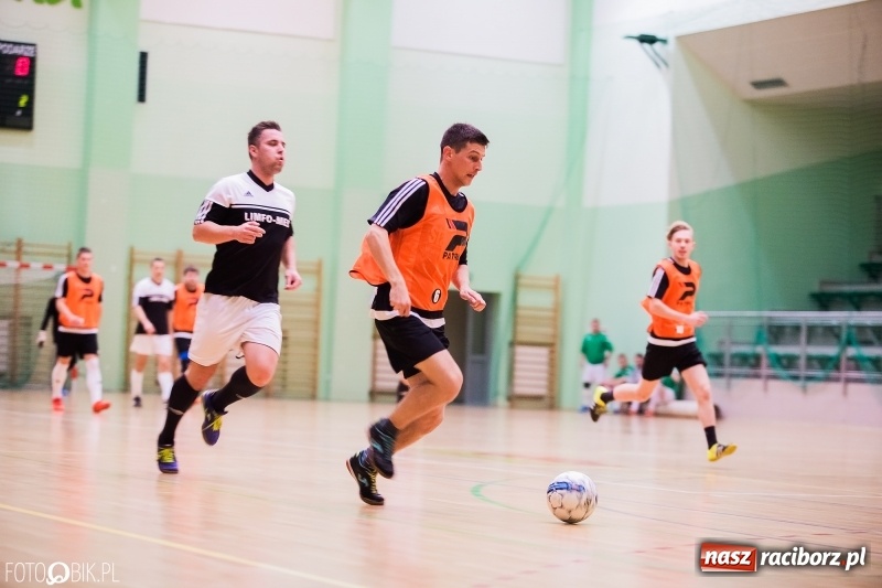 Zdjęcie w galerii na portalu naszraciborz.pl: Halowa Liga Piłki Nożnej: Galaktikos pewnie pokonali Bruki Trawiński wiadomości z regionu